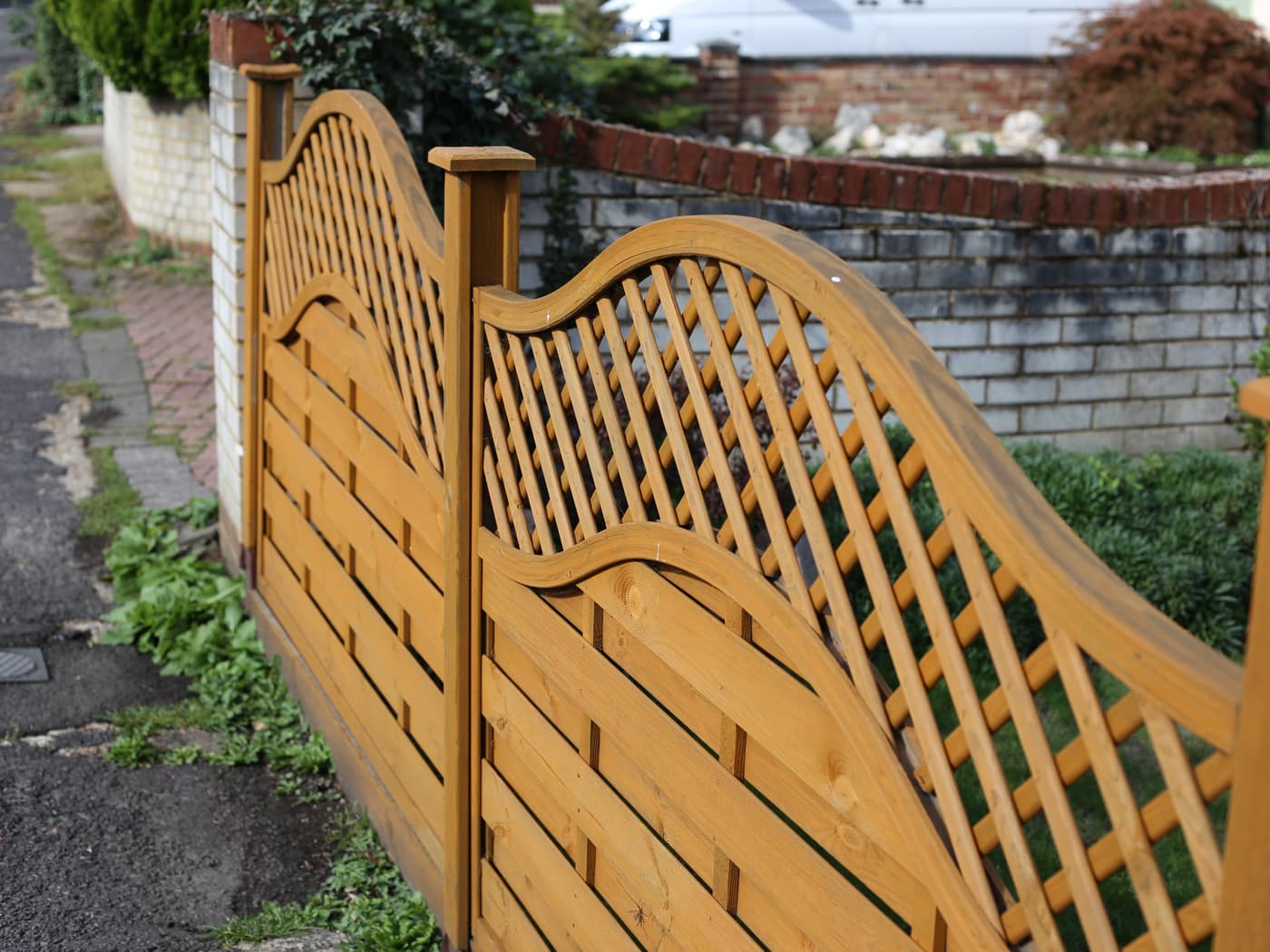 Curved lattice fence panel