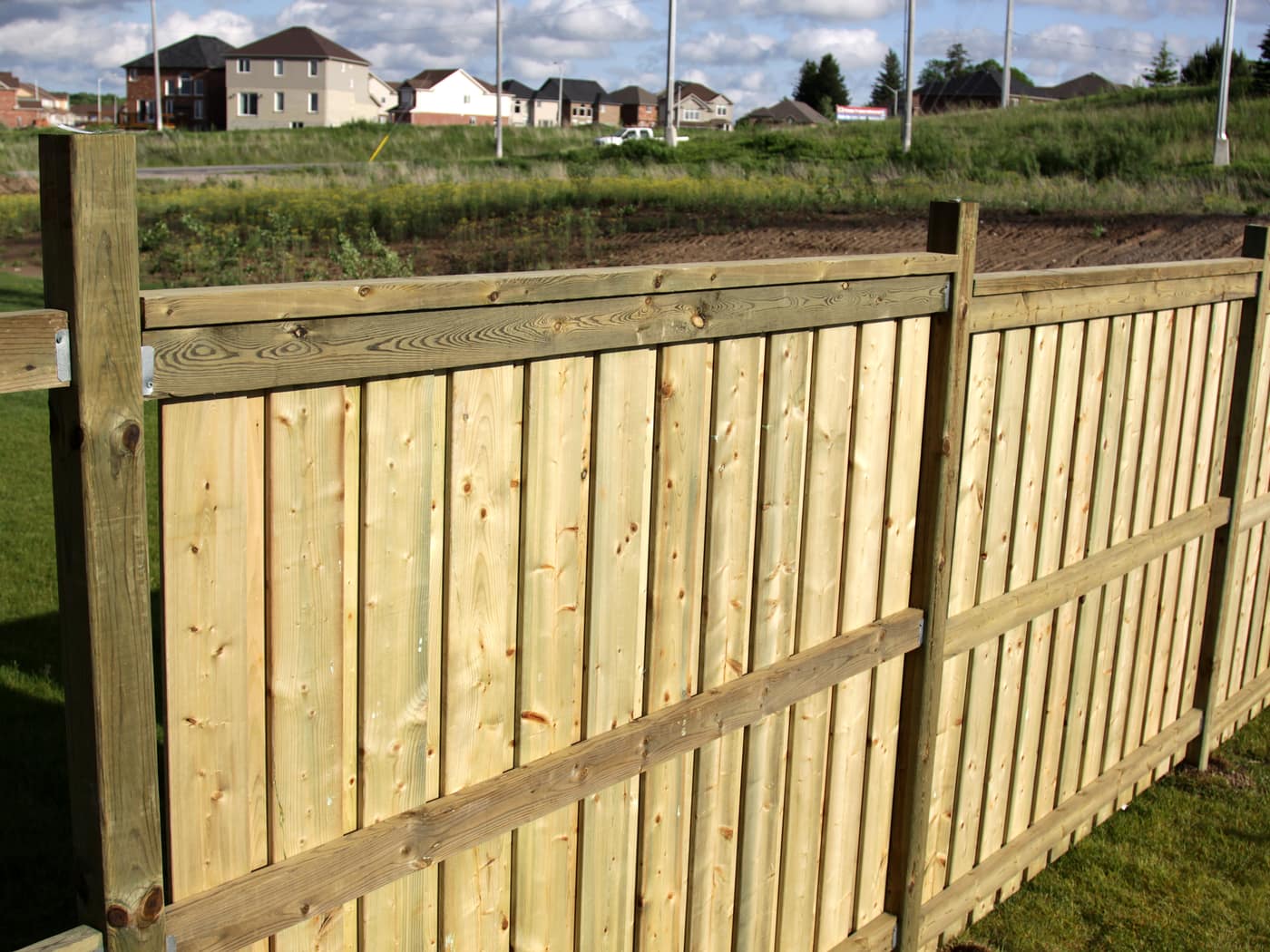 Feather edge boundary fence